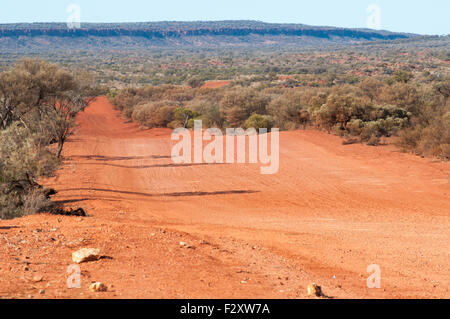 Mulga Park Road, une route au sud de l'outback solitaire Curtin Springs, le Centre de l'Australie Banque D'Images