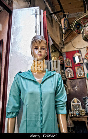L'extérieur de l'atelier Mannequin portant djellaba à Fez medina, Maroc