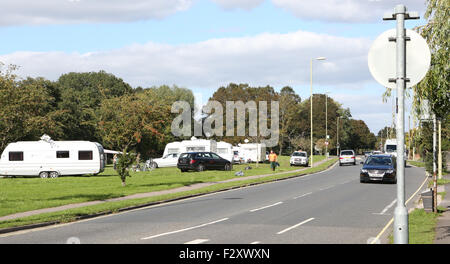 Eastleigh, Hampshire, Royaume-Uni. 25 Septembre, 2015. Un terrain de jeu dans un marché de la ville de Eastleigh a été fermée après des dizaines de voyageurs ont établi leur camp. Un petit nombre de caravanes ont été sur l'Avenue greenfield sitw sur Passfield dans Eastleigh Hampshire depuis le début de la semaine, mais plus maintenant avec haut gamme SLK Merc, VW et BMW Eastleigh Borough Council a déclaré qu'il avait entrepris une action judiciaire pour avoir les voyageurs supprimé. Credit : uknip/Alamy Live News Banque D'Images