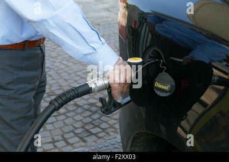 Man refueling car at gas station Banque D'Images