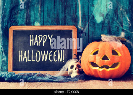 Les araignées, les araignées, un crâne, un jack-o-lanterne et un tableau avec le texte écrit en c'est l'halloween Banque D'Images