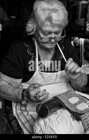 BURANO ITALIE VERS SEPTEMBRE 2015 : Burano est une île de la lagune de Venise connu pour l'aiguille artisanat vieux de plusieurs siècles Banque D'Images