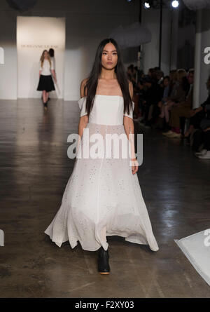 New York, NY - 14 septembre 2015 : Model piste pour tout ce qui fleurit par Morgane Le Fay au cours de New York Printemps/été 2016 à la fashion week le 26 Studios Hudson stree Banque D'Images