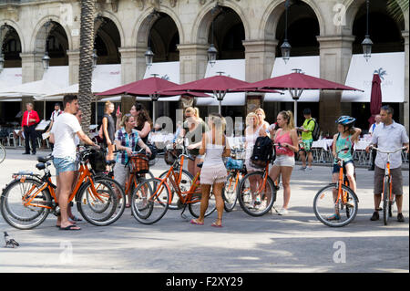 Cycle tour au groupe Plaça Reial Barcelona Banque D'Images