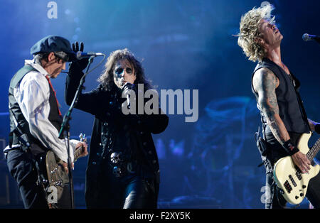 Rio de Janeiro, Brésil. September 24th, 2015. Rock in Rio. Le chanteur Alice Cooper (C) et l'acteur Johnny Depp (L) effectue avec le Hollywood Vampires bande au concert Rock in Rio. . Crédit : Antonio Di Paola/Alamy Live News Banque D'Images