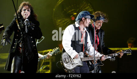 Rio de Janeiro, Brésil. September 24th, 2015. Rock in Rio. Le chanteur Alice Cooper (L) et l'acteur Johnny Depp (C) effectue avec l'Hollywood Vampires bande au concert Rock in Rio. . Crédit : Antonio Di Paola/Alamy Live News Banque D'Images