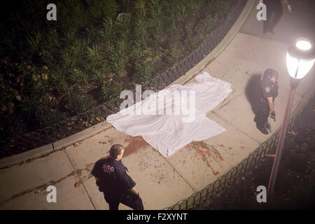 Matériel graphique : officiers de NYPD enquêter sur la suite d'un suicide en sautant d'un building à New York, le samedi, 19 Septembre, 2015. (© Richard B. Levine) Banque D'Images