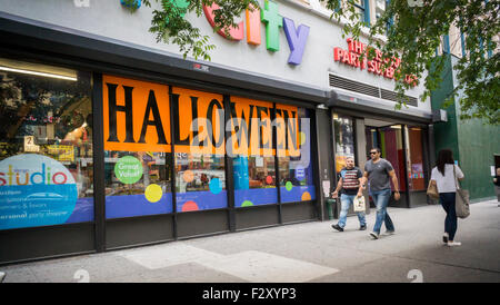 La fenêtre d'une partie magasin à New York Ville shoppers informe de toutes les fournitures d'Halloween disponibles à l'intérieur, vu le lundi, Septembre 21, 2015. La National Retail Federation, signale qu'en 2014 les consommateurs ont dépensé près de 7,5 milliards de dollars au cours de la saison d'Halloween avec plus de la moitié consacrées à la décoration et les costumes, et le reste sur les bonbons. (© Richard B. Levine) Banque D'Images