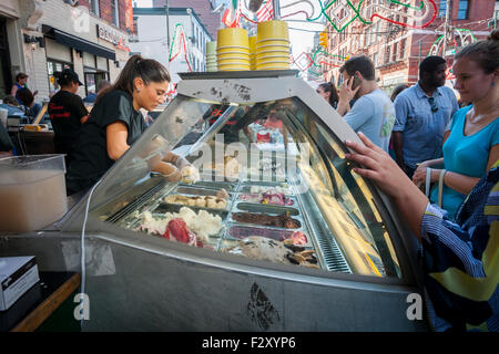 Les visiteurs se gaver de pâtisseries italiennes de Ferrare gelato à la 89e Fête annuelle de San Gennaro dans la Petite Italie de New York le Samedi, Septembre 19, 2015. (© Richard B. Levine) Banque D'Images