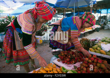 La tribu, l'ethnie Hmong du shopping au marché de Muong Hum, au Vietnam. Banque D'Images