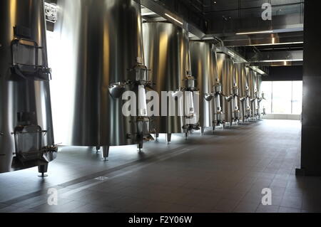 Des cuves à vin en acier inoxydable à Château Pedesclaux, Bordeaux, France Banque D'Images