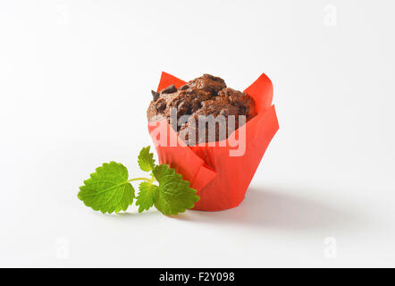 Muffin au chocolat double enveloppée de papier rouge Banque D'Images