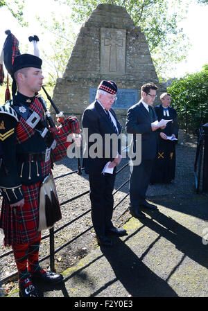 Swinton, UK. 25 Septembre, 2015. Kevin Laidlaw, arrière-petit-fils de Piper Laidlaw parle de l'action de Piper Laidlaw, il a également parlé des hommes sur le village War Memorial et comment son grand-père aurait connu un grand nombre d'entre eux, et comment il espère qu'ils ne soient pas oubliés. La pose de la VC Commerative Pierre dans le petit village de la frontière écossaise Swinton pour marquer le 100e anniversaire de l'attribution de la Croix de Victoria à Piper Daniel Laidlaw pour ses actions alors qu'il servait avec le 7e bataillon du King's Own Scottish Borderers. Banque D'Images