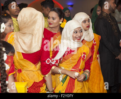 Les jeunes filles musulmanes Bangldeshi habillé à une réception de mariage dans la région de Brooklyn, New York. Banque D'Images