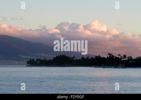 Vue panoramique sur le lever du soleil en direction de north Kihei plages et l'Ouest de Maui, Hawaii en Juillet Banque D'Images