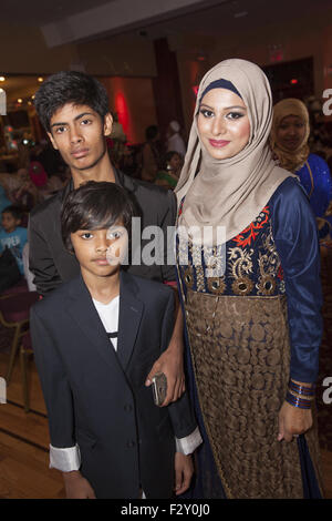 Invités lors d'une réception de mariage musulman bangladais, Brooklyn, New York. Banque D'Images