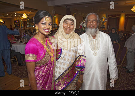 Invités lors d'une réception de mariage musulman bangladais, Brooklyn, New York. Banque D'Images