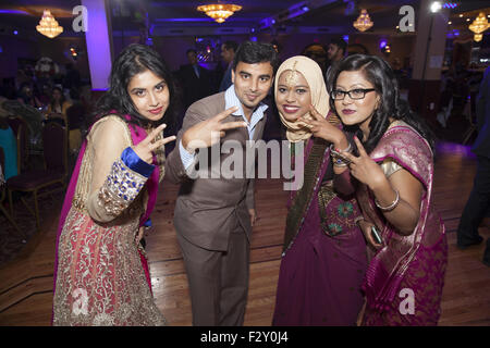 Group of teenage invités lors d'une réception de mariage musulman bangladais dans Broojklyn, NEW YORK. Banque D'Images