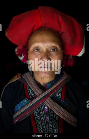 'Dzao Rouge' de la tribu Hmong ethniques au nord du Vietnam. Banque D'Images