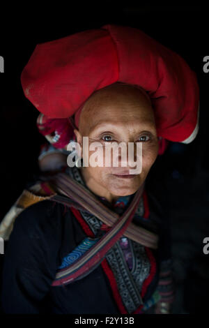 'Dzao Rouge' de la tribu Hmong ethniques au nord du Vietnam. Banque D'Images