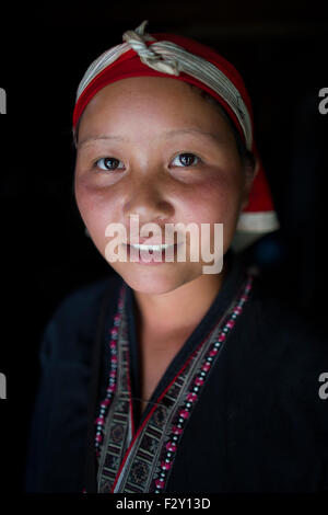 'Dzao Rouge' de la tribu Hmong ethniques au nord du Vietnam. Banque D'Images