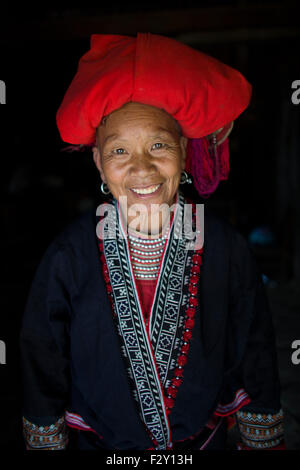 'Dzao Rouge' de la tribu Hmong ethniques au nord du Vietnam. Banque D'Images