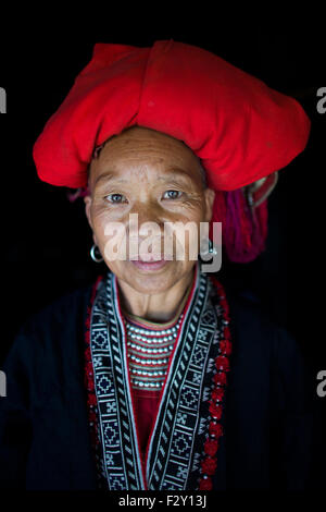 'Dzao Rouge' de la tribu Hmong ethniques au nord du Vietnam. Banque D'Images