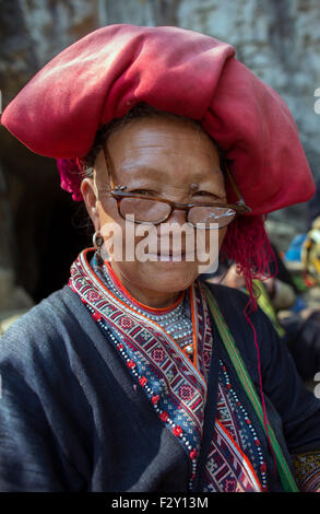 'Dzao Rouge' de la tribu Hmong ethniques au nord du Vietnam. Banque D'Images