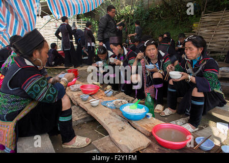 Funérailles d'un 'Black' tribu Hmong dans le nord du Vietnam. Banque D'Images