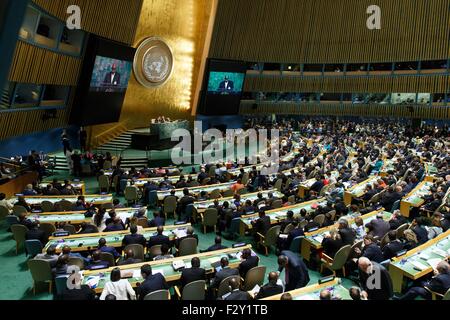 (150925) -- NEW YORK, 25 septembre 2015 (Xinhua) -- l'Organisation des Nations Unies sur le développement durable s'ouvre au siège des Nations Unies à New York, États-Unis, 25 septembre 2015. La sommet des Nations Unies sur le développement durable s'est ouverte vendredi au siège des Nations Unies à New York pour adopter officiellement une nouvelle et ambitieuse en matière de développement durable. (Xinhua/Muzi Li) Banque D'Images