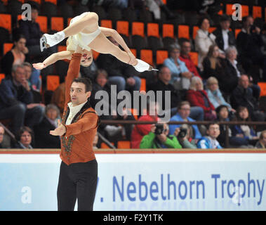 Oberstdorf, Allemagne. 25 Septembre, 2015. Alexa Scimeca et Chris Knierim des USA en action au Nebelhorn Trophy, compétition de patinage artistique à Oberstdorf, Allemagne, 25 septembre 2015. Ils sont arrivés 2ème. Photo : STEFAN UDRY/dpa/Alamy Live News Banque D'Images