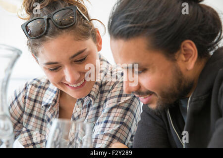 Un couple assis dans un restaurant à un menu. Banque D'Images