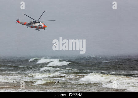 Une mission de sauvetage par hélicoptère dans des tempêtes en mer. Banque D'Images