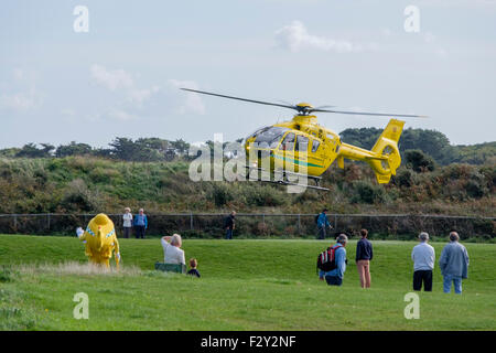 Le Dorset & Somerset Air Ambulance prend son envol après une visite de collecte de fonds d'Hengistbury Head, Dorset, Angleterre, Royaume-Uni. Banque D'Images