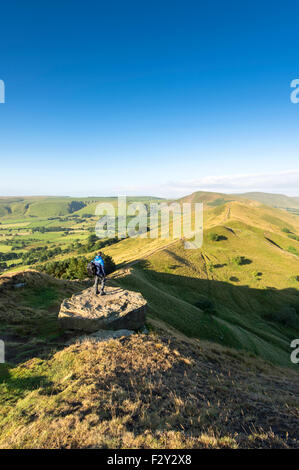 Un marcheur à la recherche de la grande arête et espoir Vallée vers Mam Tor, près de Castleton, parc national de Peak District, Derbyshire, Banque D'Images