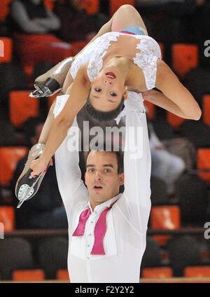 Oberstdorf, Allemagne. 25 Septembre, 2015. Mari Vartmann et Ruben Blommaert d'Allemagne en action au Nebelhorn Trophy, compétition de patinage artistique à Oberstdorf, Allemagne, 25 septembre 2015. Ils sont arrivés 4e. Photo : STEFAN UDRY/dpa/Alamy Live News Banque D'Images