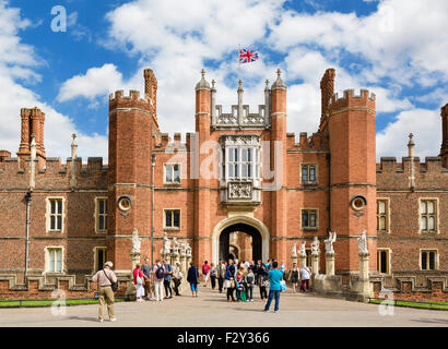 Le Palais de Hampton Court. L'Ouest et l'entrée principale avant de Hampton Court Palace, Richmond upon Thames, London, England, UK Banque D'Images