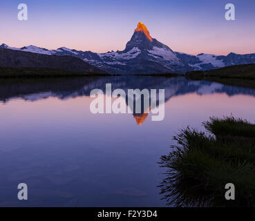 Alpenglow à l'aube sur le sommet de montagne de Matterhorn (Cervino). Vue depuis le lac Stellisee, reflet du lac. Zermatt, Valais, Alpes suisses. Suisse. Banque D'Images