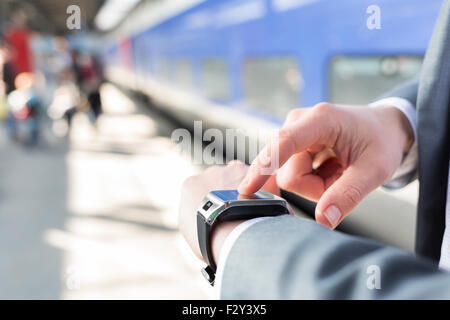 Sur la station de plate-forme à l'aide d'un homme sa smartwatch. Close-up hands Banque D'Images