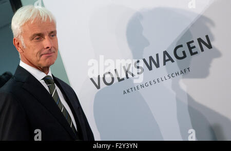 Wolfsburg, Allemagne. 25 Septembre, 2015. Matthias Mueller, le nouveau chef de la direction de Volkswagen AG, arrive à une conférence de presse à l'usine de VW à Wolfsburg, Allemagne, 25 septembre 2015. PHOTO : JULIAN STRATENSCHULTE/DPA/Alamy Live News Banque D'Images