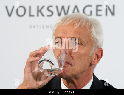 Wolfsburg, Allemagne. 25 Septembre, 2015. Matthias Mueller, le nouveau chef de la direction de Volkswagen AG, photographié au cours d'une conférence de presse à l'usine de VW à Wolfsburg, Allemagne, 25 septembre 2015. PHOTO : JULIAN STRATENSCHULTE/DPA/Alamy Live News Banque D'Images