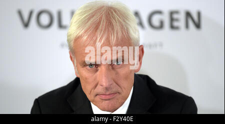 Wolfsburg, Allemagne. 25 Septembre, 2015. Matthias Mueller, le nouveau chef de la direction de Volkswagen AG, photographié au cours d'une conférence de presse à l'usine de VW à Wolfsburg, Allemagne, 25 septembre 2015. PHOTO : RAINER JENSEN/DPA/Alamy Live News Banque D'Images