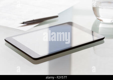 Tablette numérique sur table en verre moderne bureau de Banque D'Images