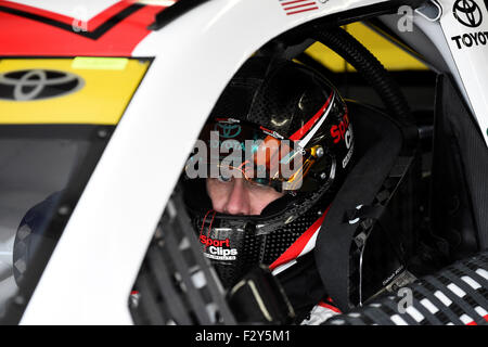 Loudon, NH USA. 25 Septembre, 2015. Sprint Cup Series driver Carl Edwards (19) est assis dans sa voiture avant une séance d'essai alors qu'il se prépare pour la Coupe Sprint NASCAR Sylvania 300 course sur le New Hampshire Motor Speedway, à Loudon, New Hampshire. Eric Canha/CSM/Alamy Live News Banque D'Images