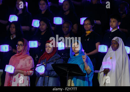 (150925) -- NEW YORK, 25 septembre 2015 (Xinhua) -- la lauréate du Prix Nobel, Malala Yousafzai(2R), adresse à l'auditoire dans la salle de l'Assemblée générale lors de la cérémonie d'ouverture de la Conférence sur le développement durable au siège des Nations Unies à New York, 25 septembre 2015. Un important programme de développement durable, qui trace une nouvelle ère de développement durable jusqu'en 2030, a été adopté vendredi par 193 États Membres des Nations Unies au Sommet des Nations Unies sur le développement durable au siège des Nations Unies à New York. (Xinhua/Muzi Li) Banque D'Images