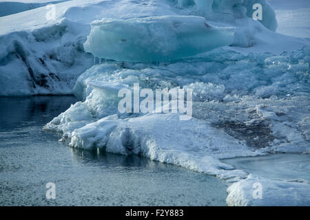 La fonte des blocs de glace dans le glacier Jökulsárlón lagon, l'Islande en hiver Banque D'Images