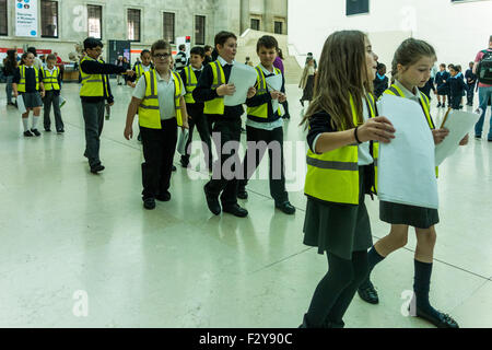 Enfants en classe sur les sorties de classe avec l'enseignant au British Museum, Londres, Angleterre, Royaume-Uni Banque D'Images