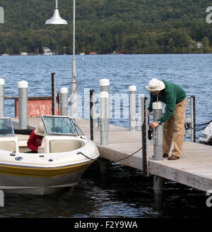 Attacher un bateau de plaisance à quai à Lake George, New York, États-Unis d'Amérique US State Park Adirondack Adirondacks Banque D'Images