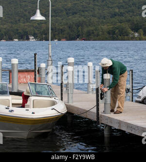 Attacher un bateau de plaisance à quai à Lake George, New York, États-Unis d'Amérique US State Park Adirondack Adirondacks Banque D'Images