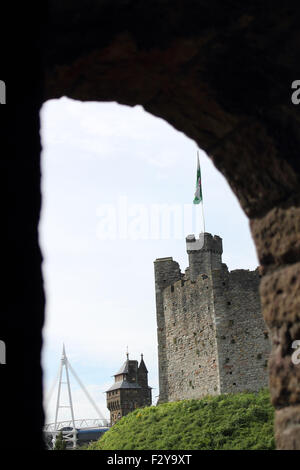 Le Château de Cardiff et du Millennium Stadium, Cardiff, Pays de Galles, Royaume-Uni Banque D'Images